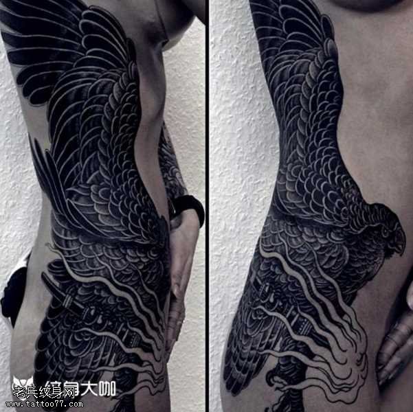 腰部黑鹰纹身图案