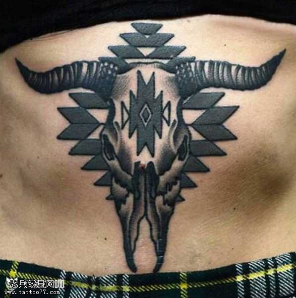 腰部羊骨纹身图案