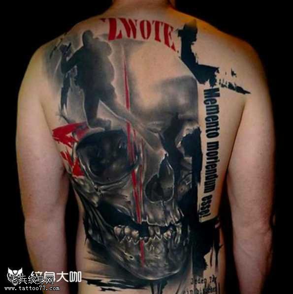 背部逼真骷髅纹身图案