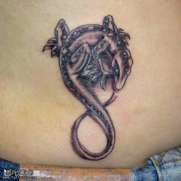 腰部蜥蜴纹身图案