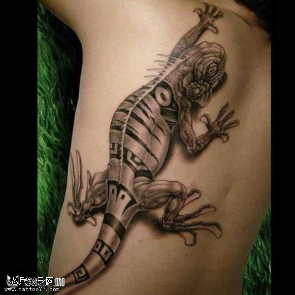 腰部很酷的蜥蜴纹身图案