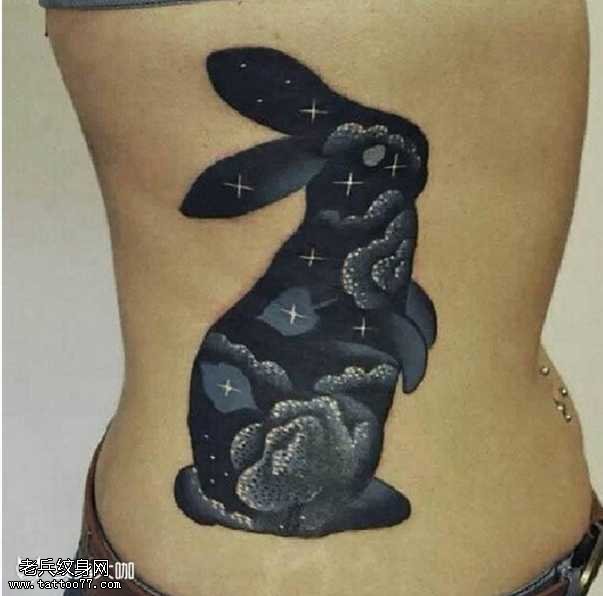 腰部兔子纹身图案