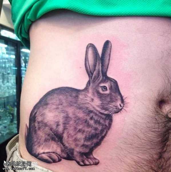 腰部兔子纹身图案