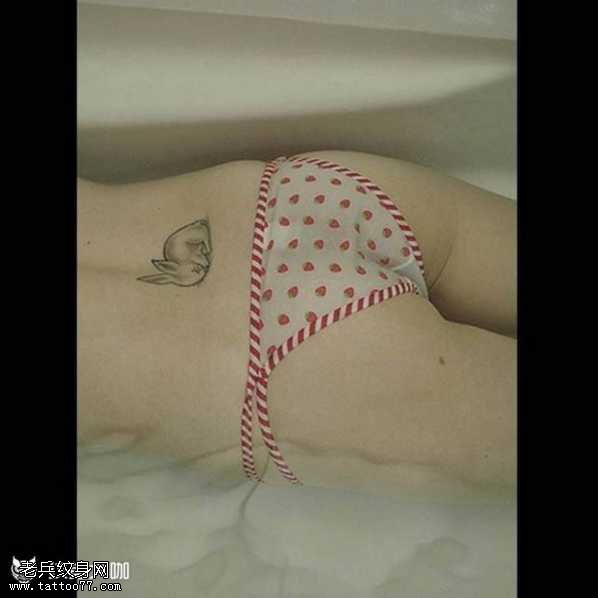 腰部兔子纹身图案