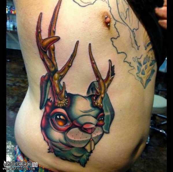 腰部兔鹿纹身图案