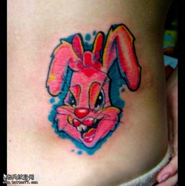 腰部粉兔子纹身图案