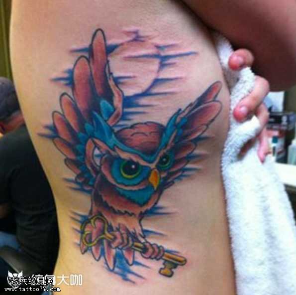 腰部猫头鹰纹身图案
