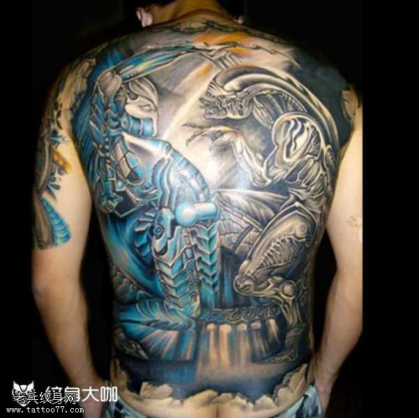背部铁血与异形纹身图案