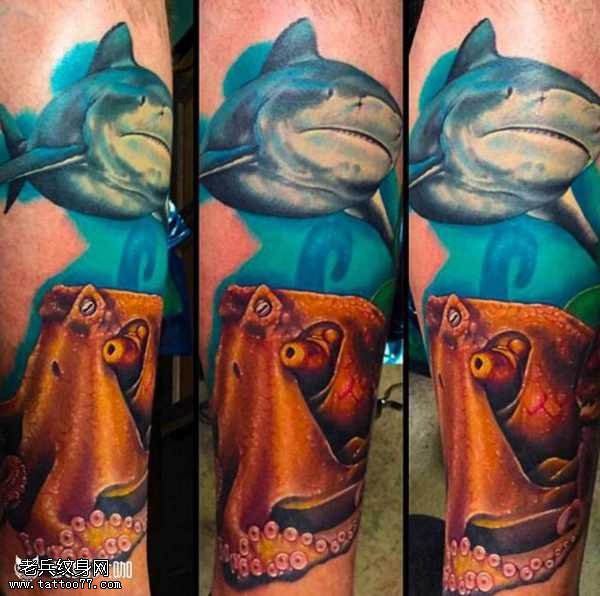 腿部乌贼吃鲨鱼纹身图案