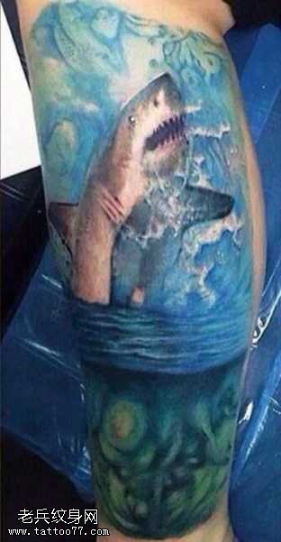 腿部鲨鱼纹身图案