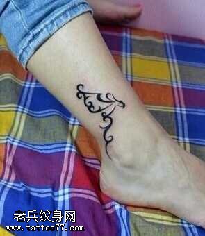 腿部花藤纹身图案