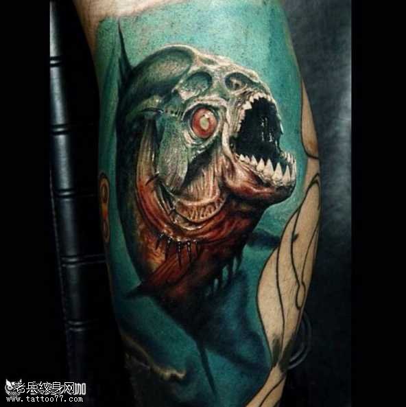 腿部食人鱼纹身图案