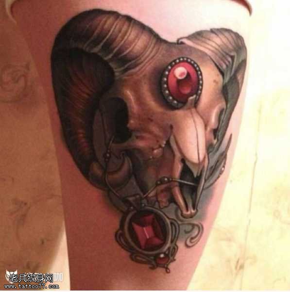 腿部羊纹身图案