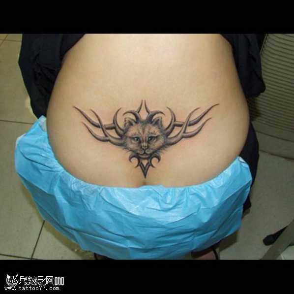 腰部猫咪纹身图案