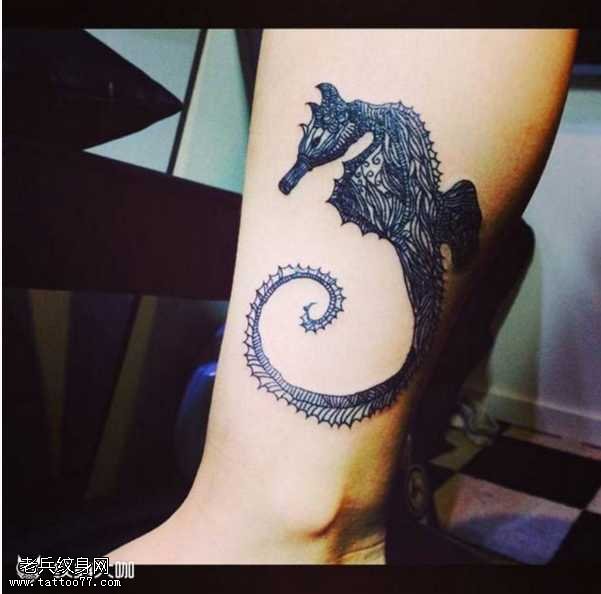 腿部海马纹身图案