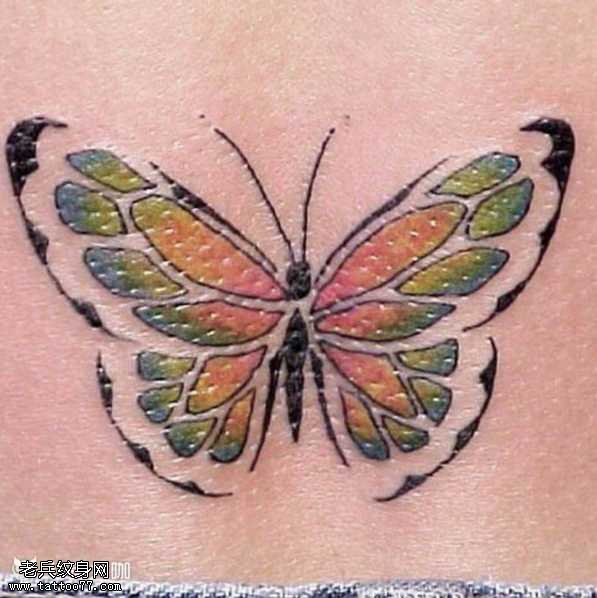 腰部蝴蝶纹身图案