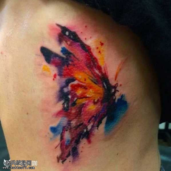 腰部彩蝴蝶纹身图案