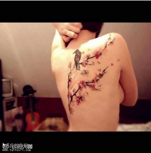 背部小鸟纹身图案