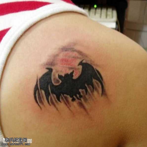 背部蝙蝠纹身图案