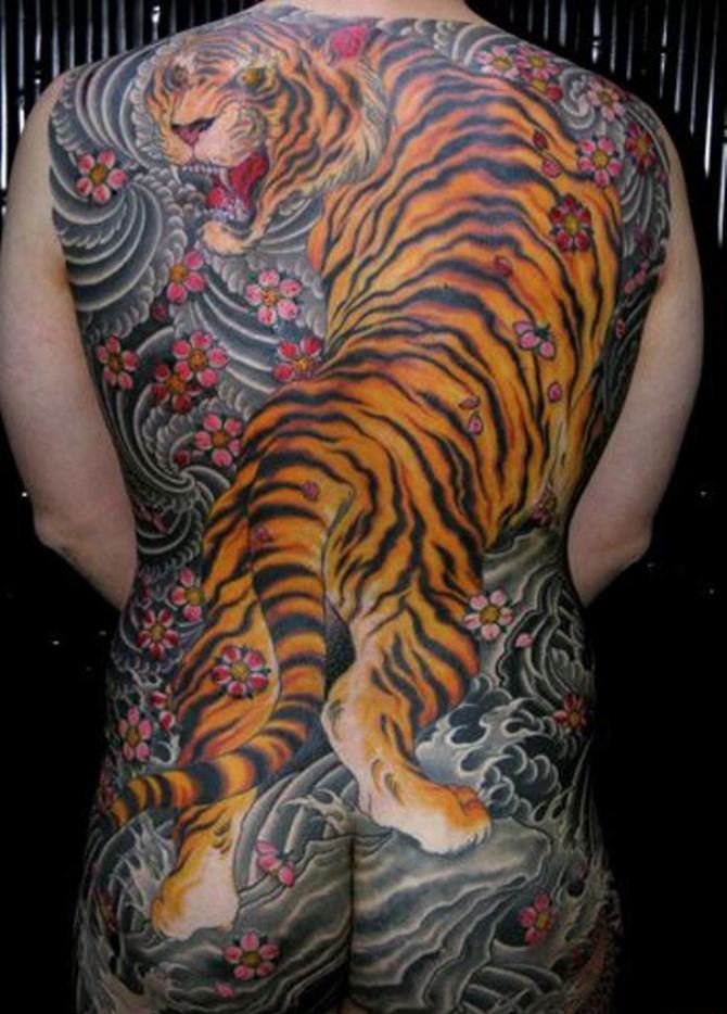 背上霸气的老虎纹身图案