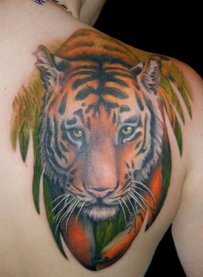 背上霸气的老虎纹身图案