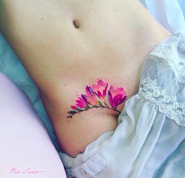 女性很清爽的植物和花朵纹身图案