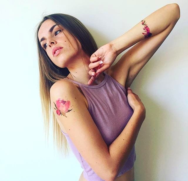 女性很清爽的植物和花朵纹身图案