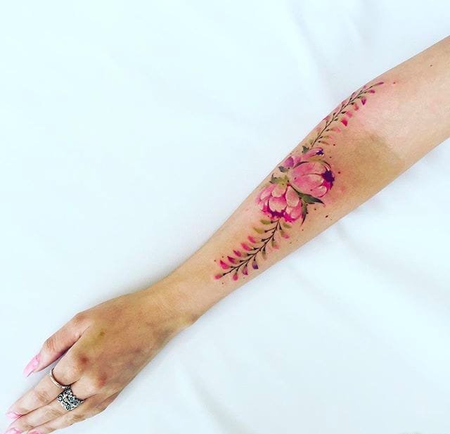 女性很清爽的植物和花朵纹身图案