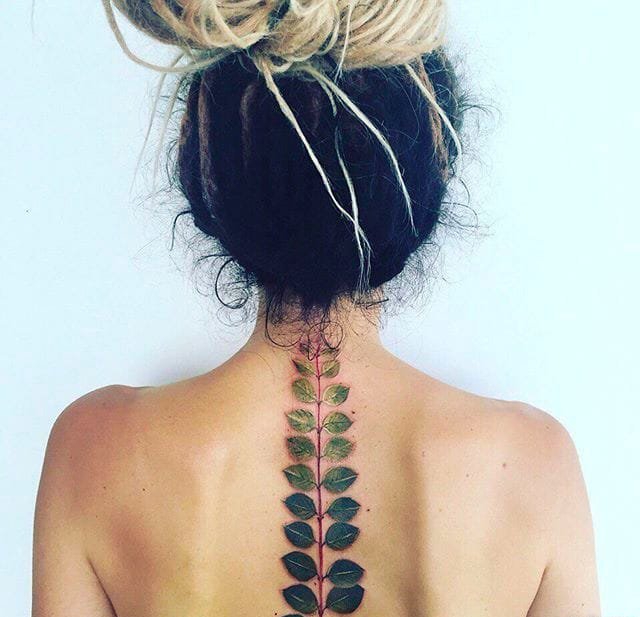 女性很清爽的植物和花朵纹身图案