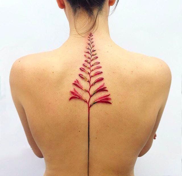 女性很清爽的植物和花朵纹身图案