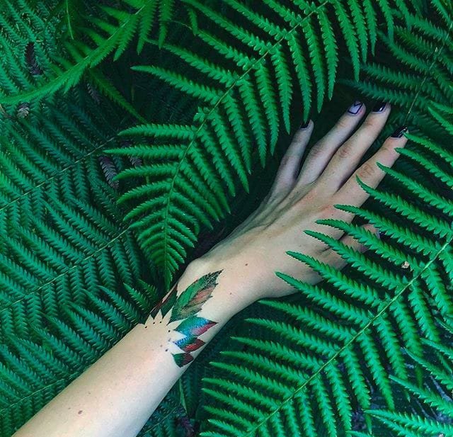 女性很清爽的植物和花朵纹身图案