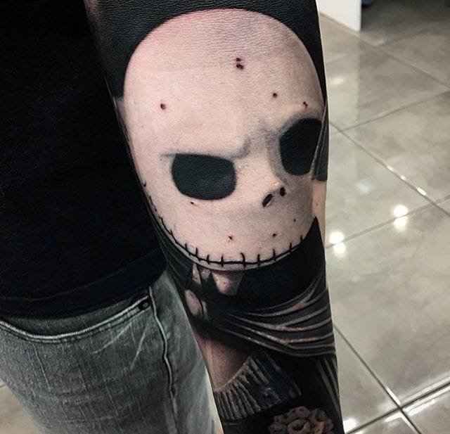 现实主义风格黑灰色纹身图案来自德鲁