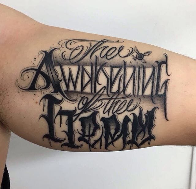 引人注目的黑色字体纹身图案来自加布里