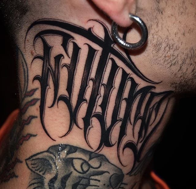 引人注目的黑色字体纹身图案来自加布里