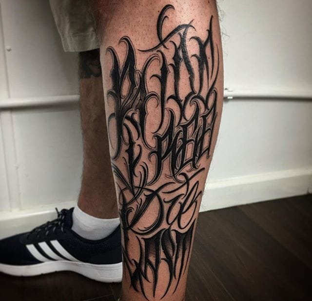 引人注目的黑色字体纹身图案来自加布里