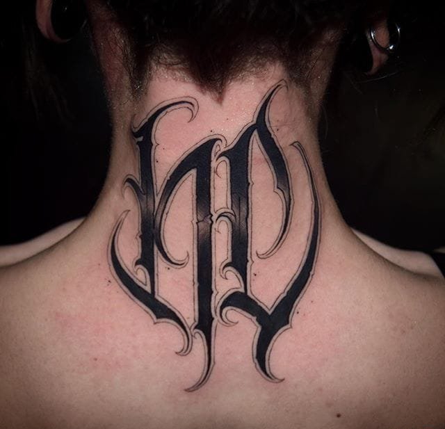 引人注目的黑色字体纹身图案来自加布里