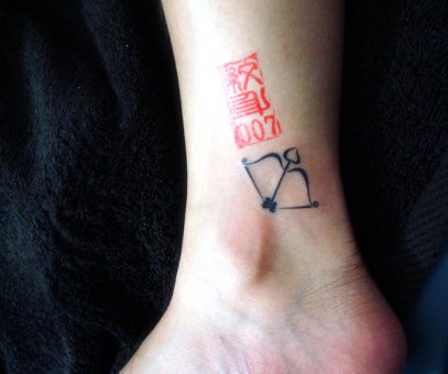 女性脚部简单时尚的图腾刺青