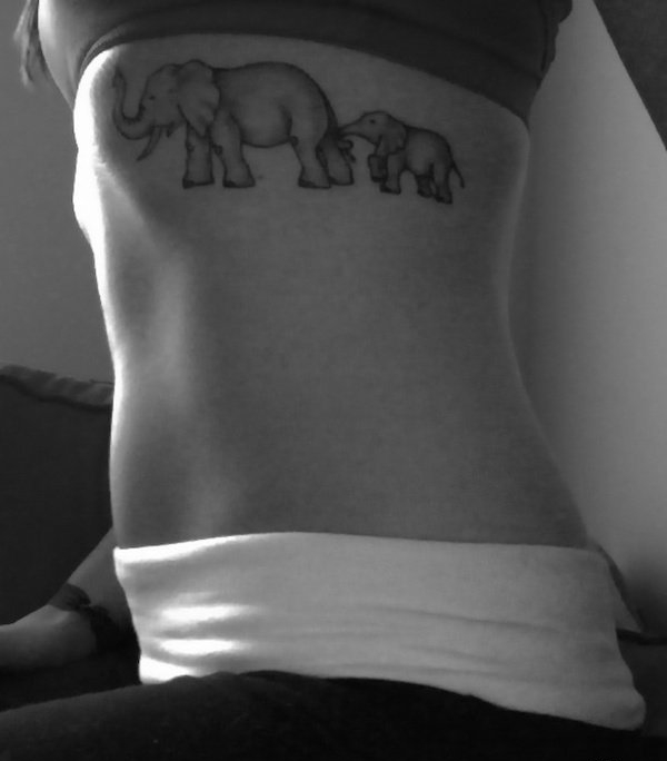 女性性感侧肋上漂亮的纹身图案