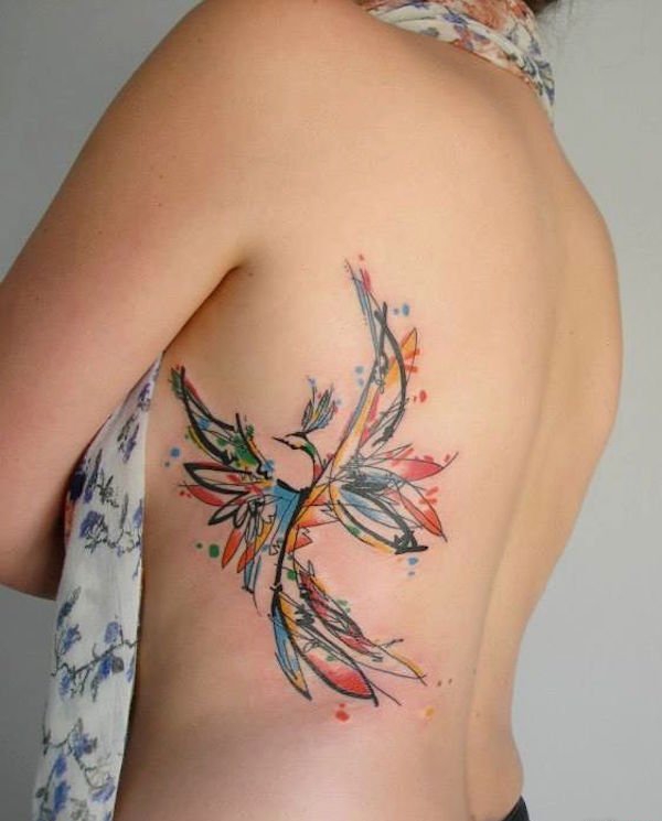 女性性感侧肋上漂亮的纹身图案