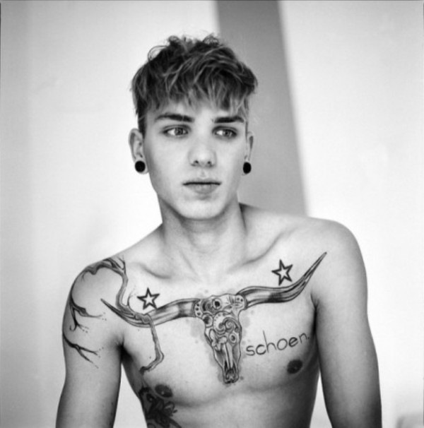 男士胸部唯美的羊角纹身图案