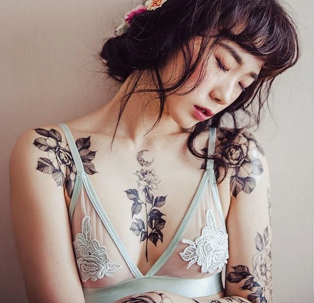 漂亮性感的纹身女性的纹身图案