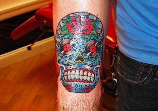 手臂上的各种风格骷髅头纹身图案