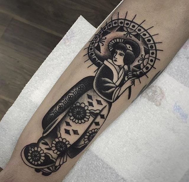 优雅的黑色传统风格纹身图案