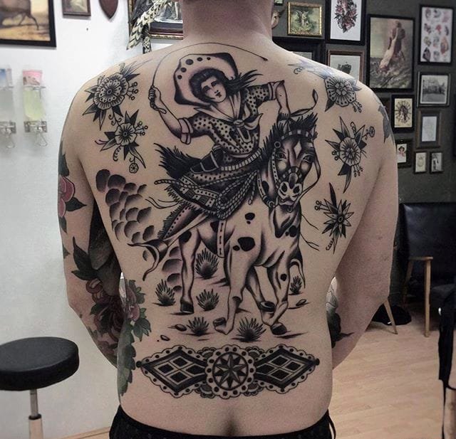 优雅的黑色传统风格纹身图案