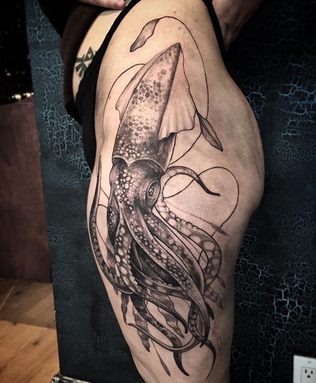 女子侧腰至臀部大鱿鱼纹身图案