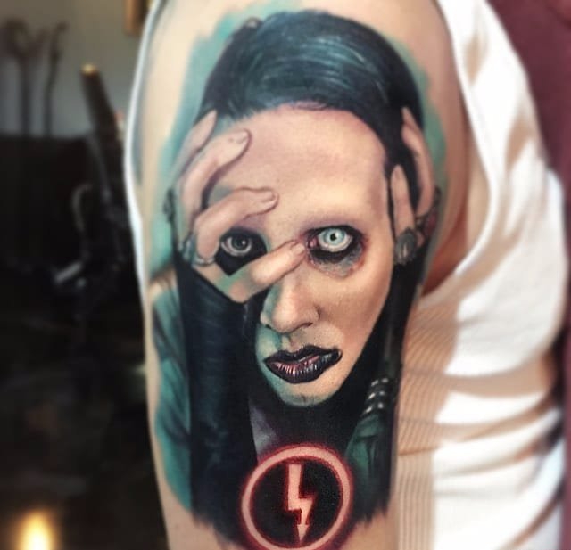 ps逼真纹身性感撕裂的女人纹身图案来自保罗·阿克