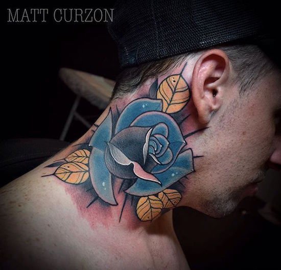 脖子纹身蓝色玫瑰花纹身图案