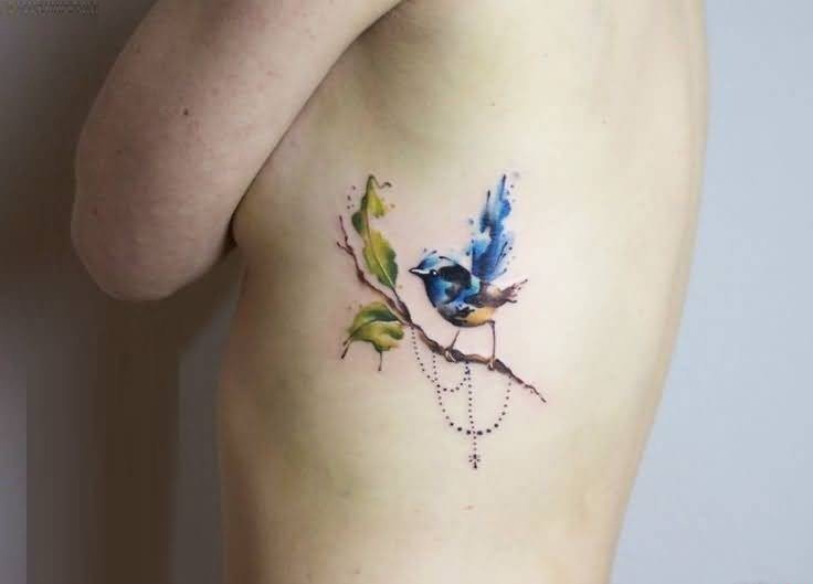 侧肋蓝色小鸟和树枝纹身图案