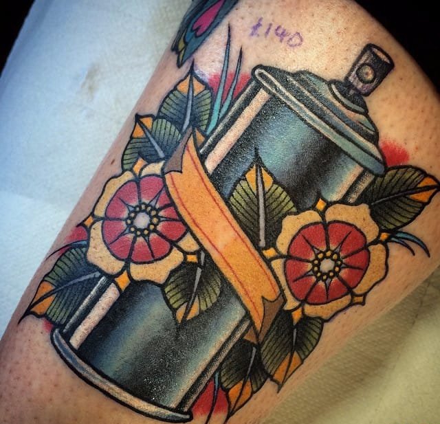 手臂上创意彩色喷绘瓶纹身图案来自安德鲁·史密斯