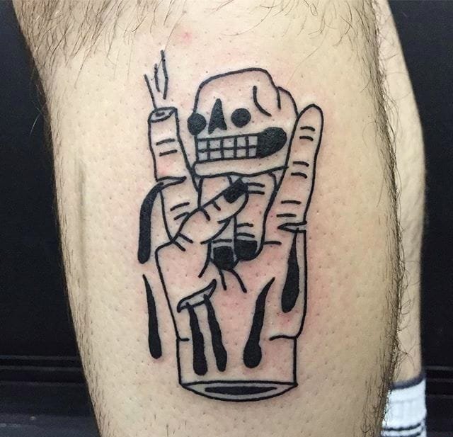 手臂上黑色简易诡异画风纹身图案来自杰克·沃茨